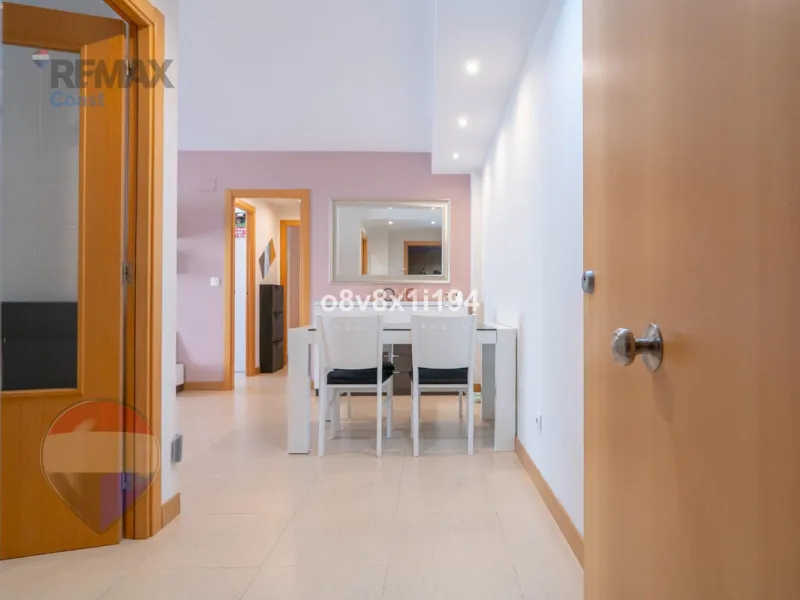 We are pleased to present this interesting and well-maintained apartment with two double bedrooms and two bathrooms, located in an excellent residential complex in La Virreina, Ciudad Jardín. The development offers spacious communal areas and swimming poo