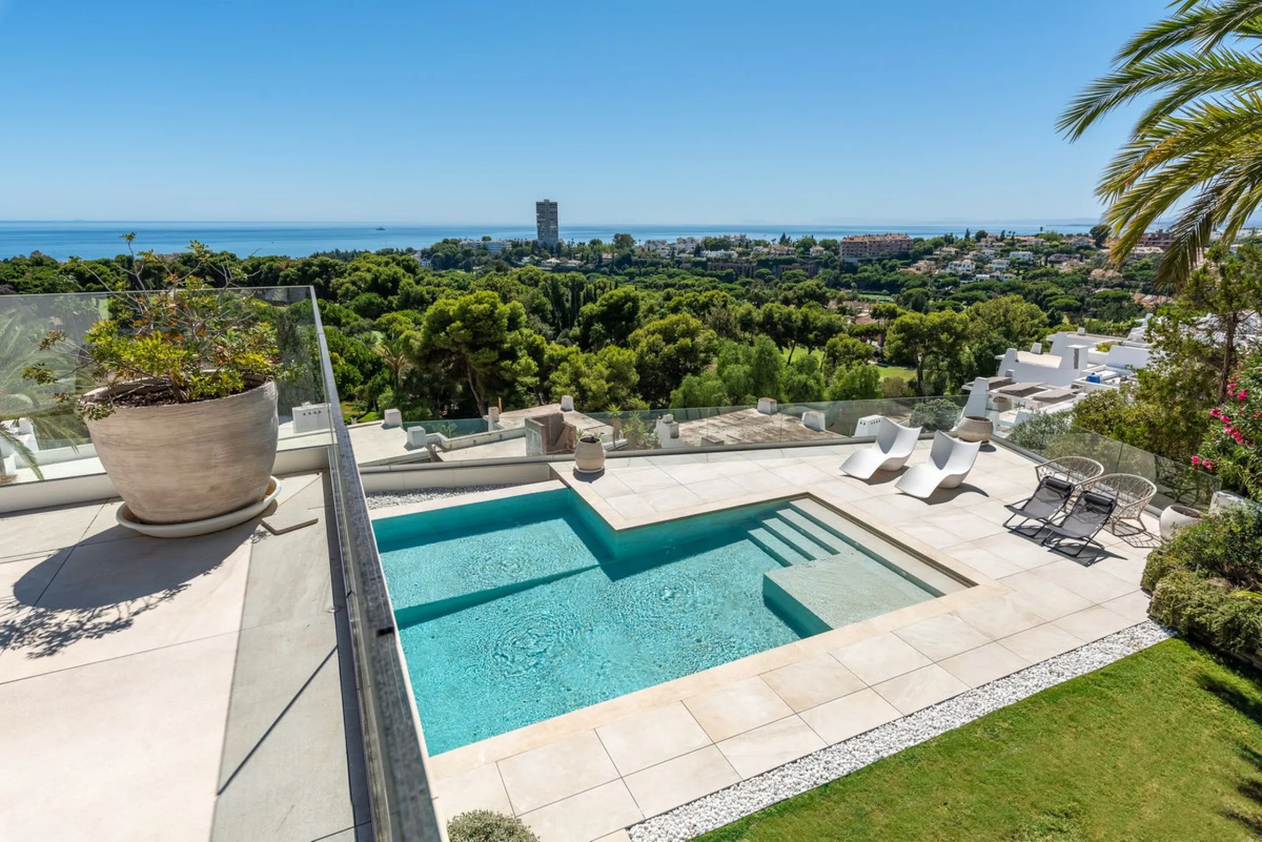 Marbella – Exceptional Contemporary Villa, Sold Furnished, in the Exclusive Rio Real Area, Next to the Golf