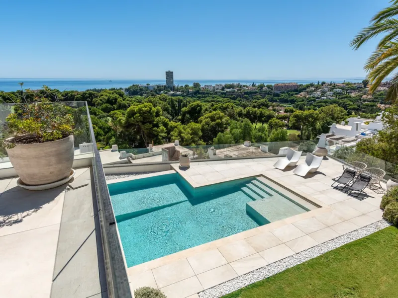 Marbella – Exceptional Contemporary Villa, Sold Furnished, in the Exclusive Rio Real Area, Next to the Golf