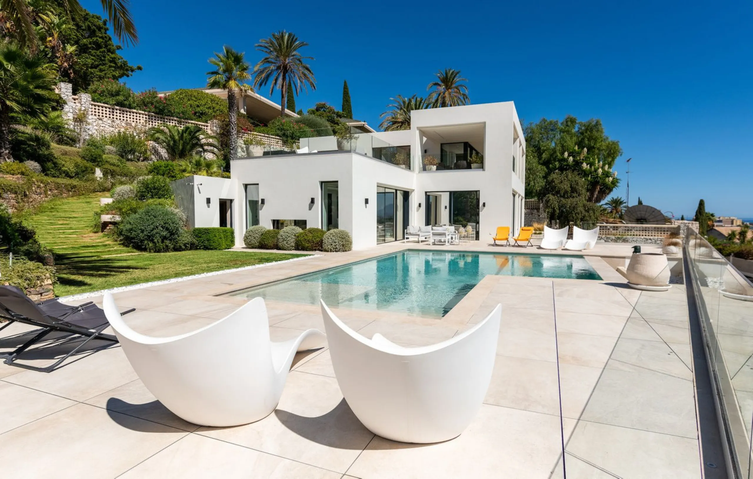 Marbella – Exceptional Contemporary Villa, Sold Furnished, in the Exclusive Rio Real Area, Next to the Golf
