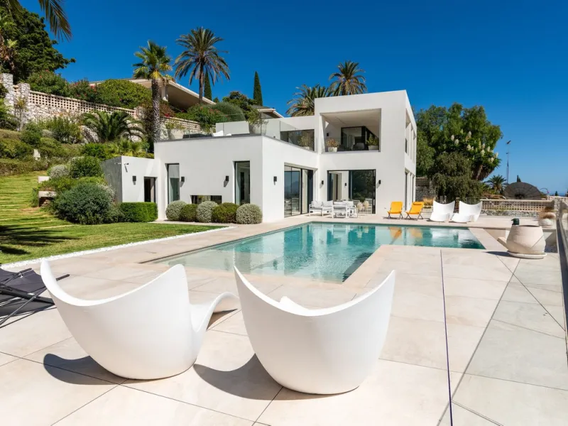 Marbella – Exceptional Contemporary Villa, Sold Furnished, in the Exclusive Rio Real Area, Next to the Golf
