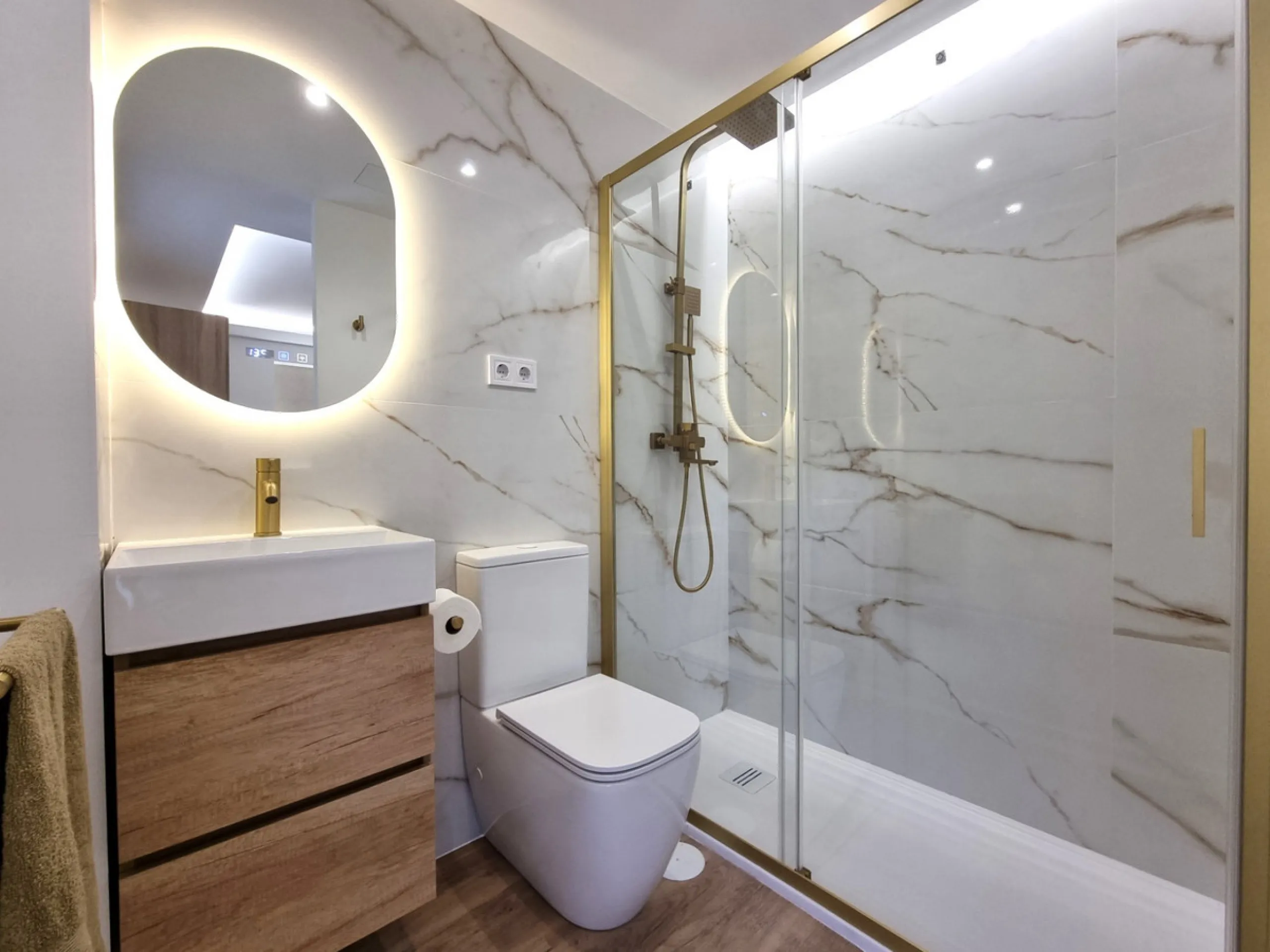 Stunning Fully Renovated 3 Bed Apartment With Sea View Just 50m from the Beach – Torreblanca, Fuengirola