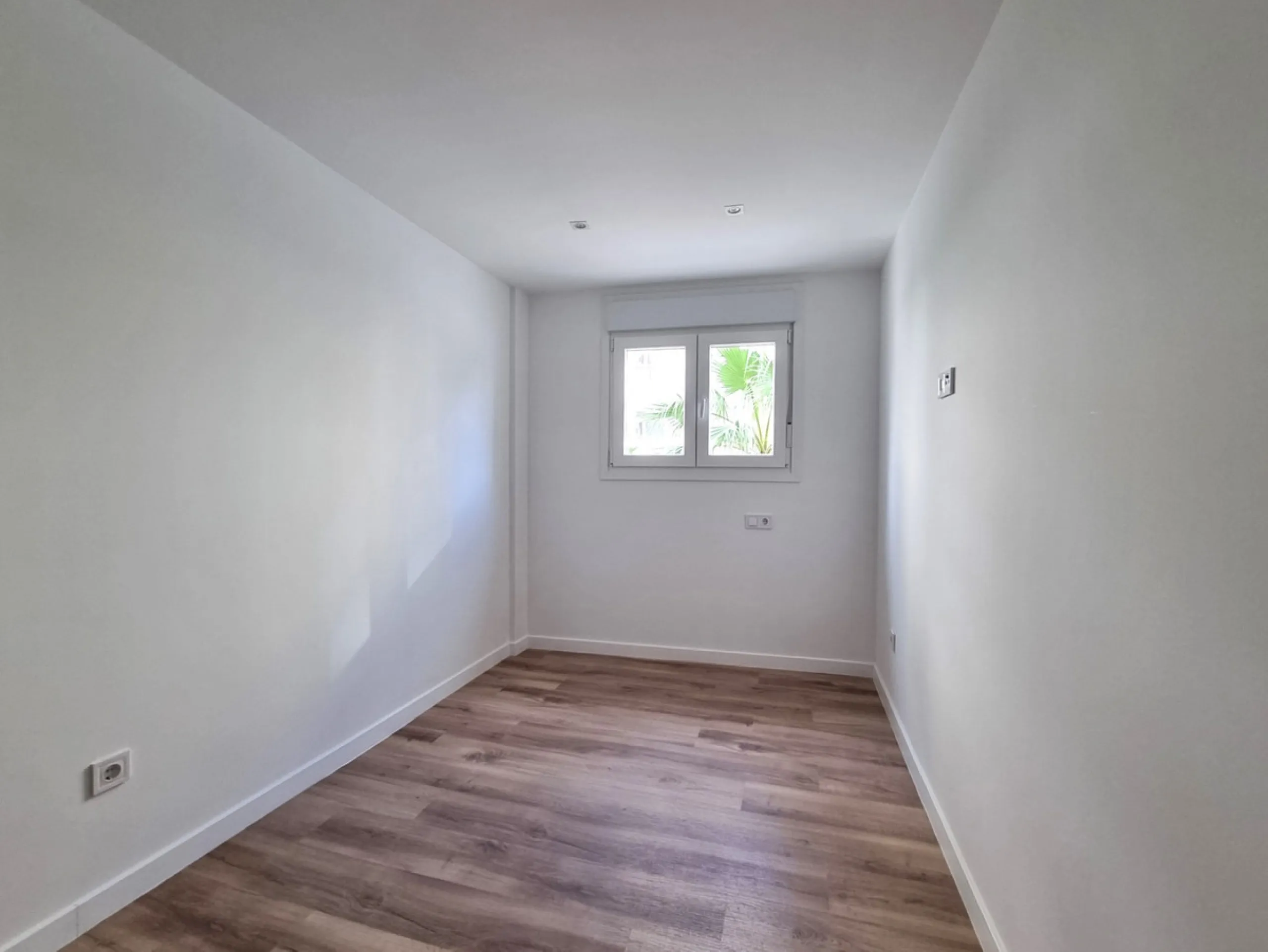 Stunning Fully Renovated 3 Bed Apartment With Sea View Just 50m from the Beach – Torreblanca, Fuengirola