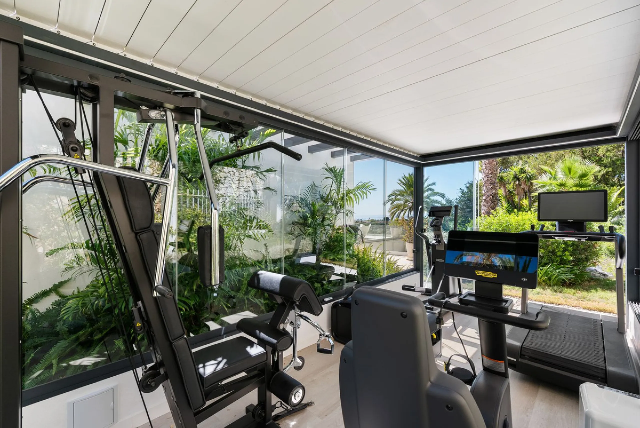 Marbella – Exceptional Contemporary Villa, Sold Furnished, in the Exclusive Rio Real Area, Next to the Golf