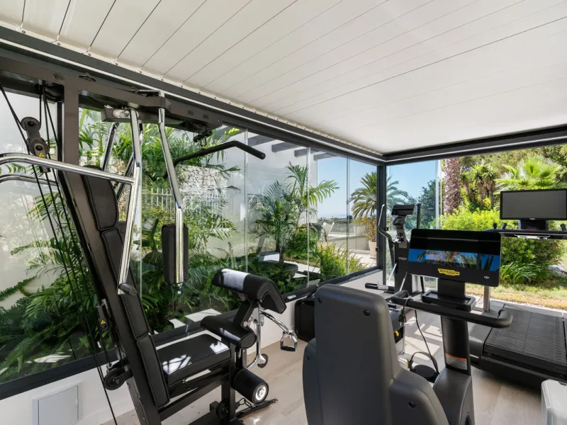 Marbella – Exceptional Contemporary Villa, Sold Furnished, in the Exclusive Rio Real Area, Next to the Golf
