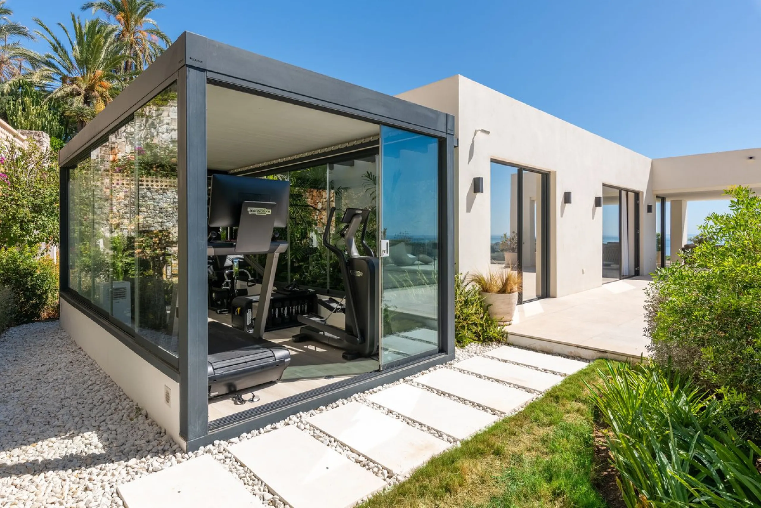 Marbella – Exceptional Contemporary Villa, Sold Furnished, in the Exclusive Rio Real Area, Next to the Golf