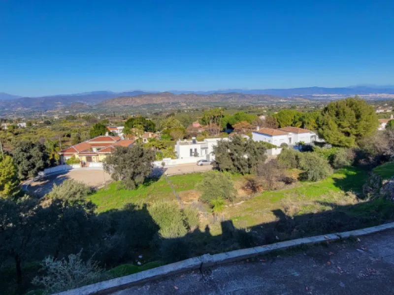 Opportunity to purchase to 2 Plots of Urban Land next to each other in a closed and secure Urbanisation in Alhaurin el Grande. The Plots are on a cul-the-sac road . The last ones available with the possibilities to build a magnificent villa with swimming 