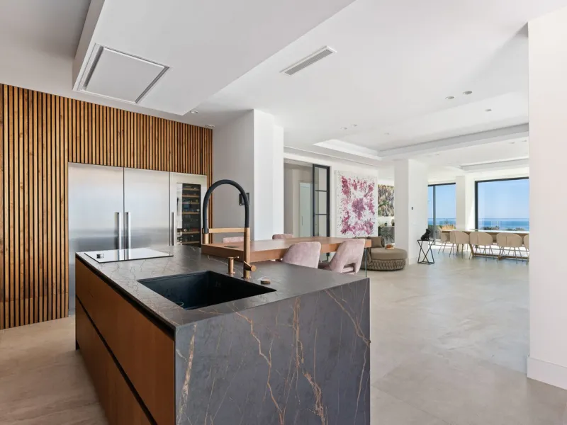 Marbella – Exceptional Contemporary Villa, Sold Furnished, in the Exclusive Rio Real Area, Next to the Golf