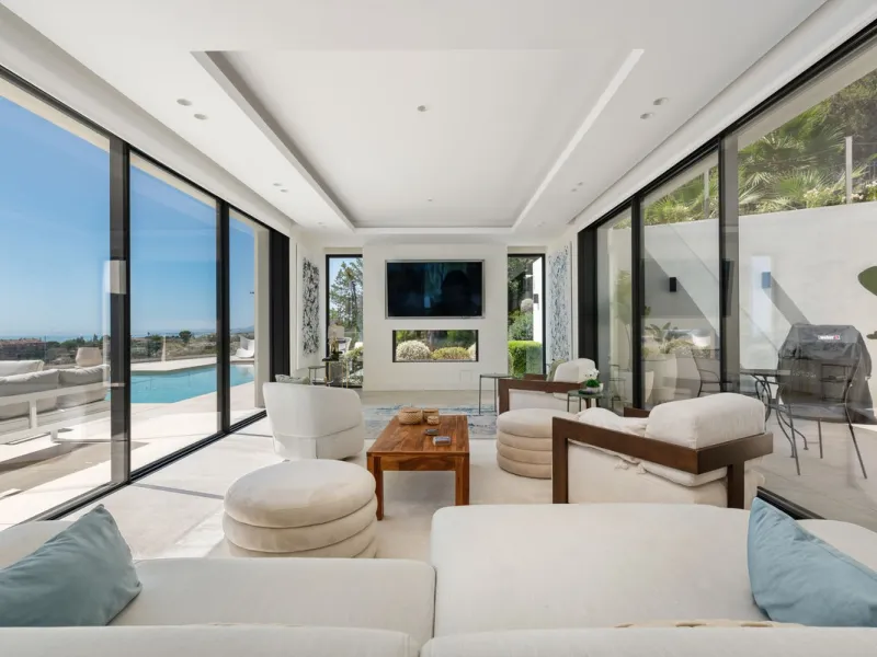 Marbella – Exceptional Contemporary Villa, Sold Furnished, in the Exclusive Rio Real Area, Next to the Golf