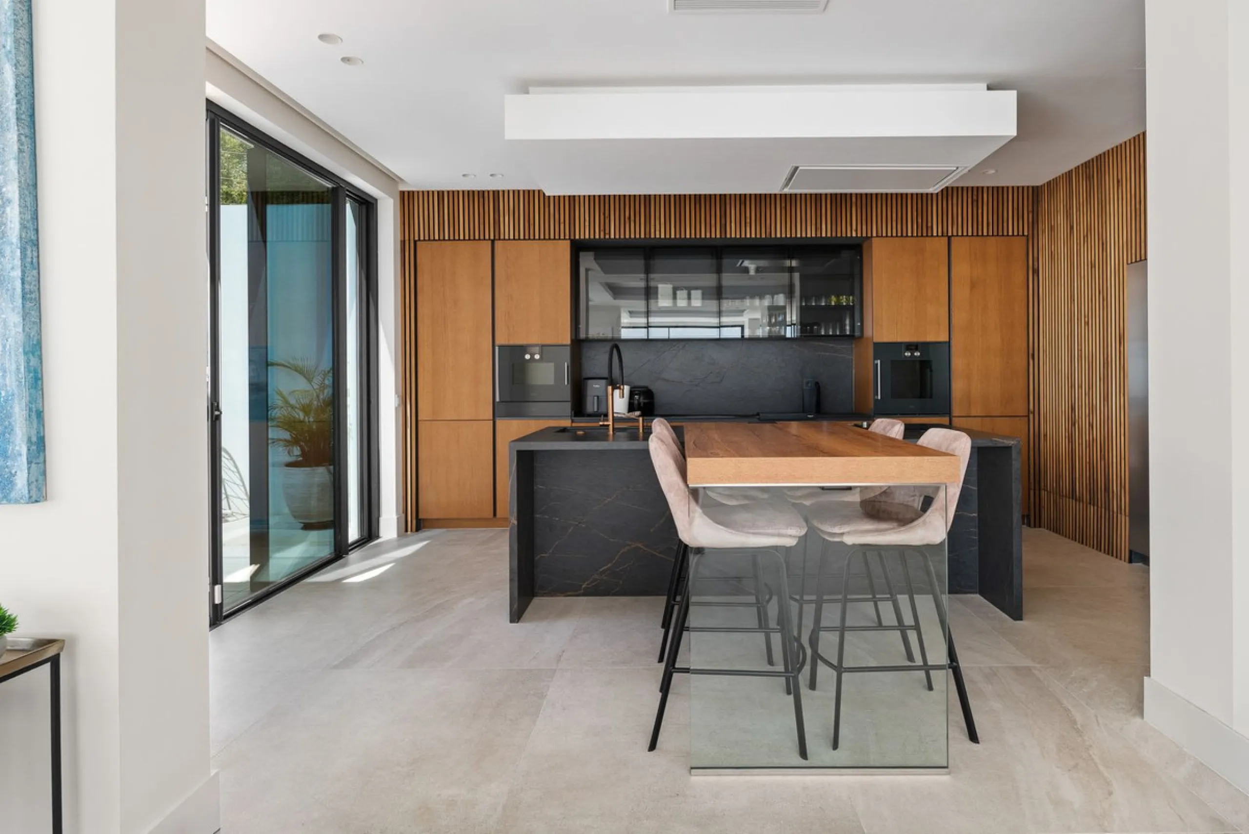 Marbella – Exceptional Contemporary Villa, Sold Furnished, in the Exclusive Rio Real Area, Next to the Golf
