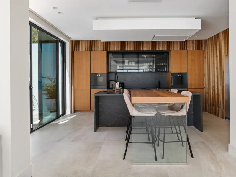 Marbella – Exceptional Contemporary Villa, Sold Furnished, in the Exclusive Rio Real Area, Next to the Golf