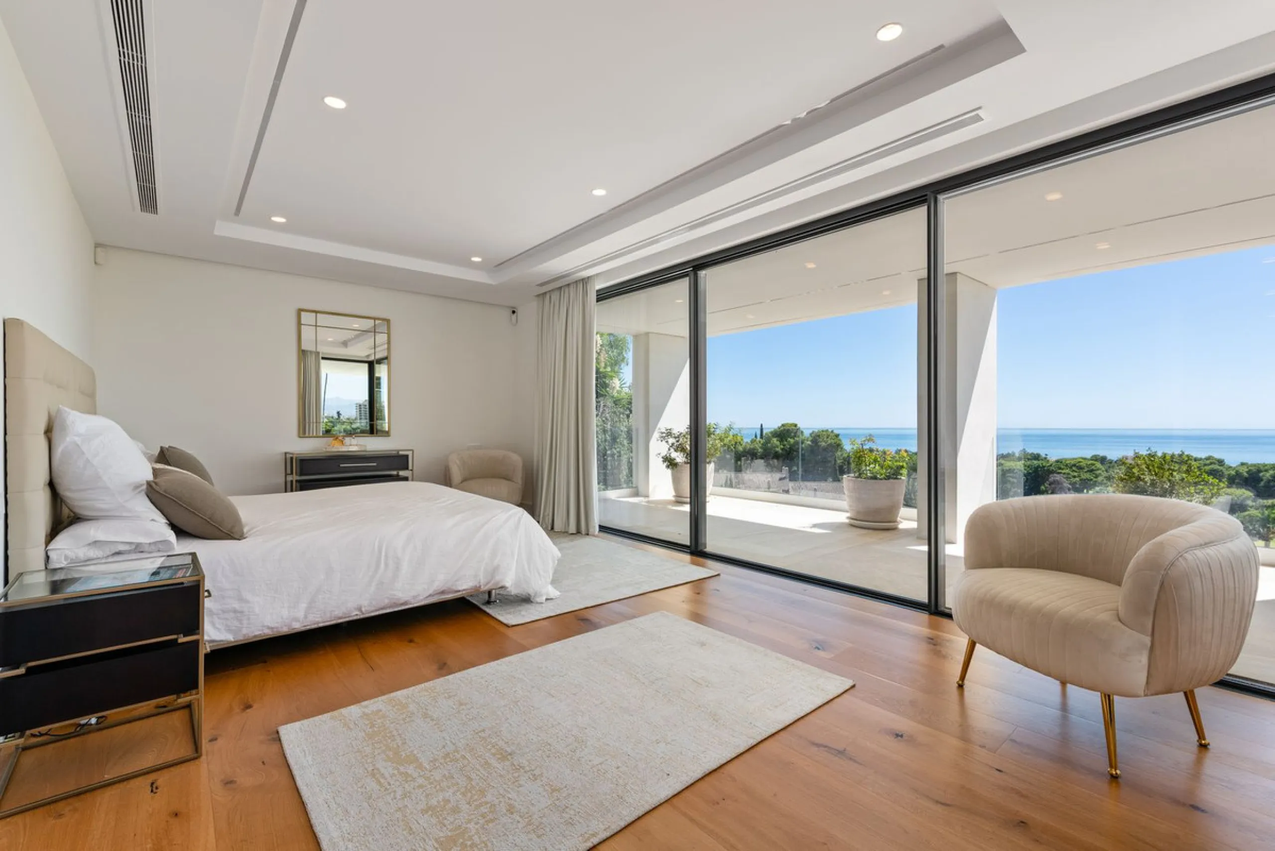 Marbella – Exceptional Contemporary Villa, Sold Furnished, in the Exclusive Rio Real Area, Next to the Golf