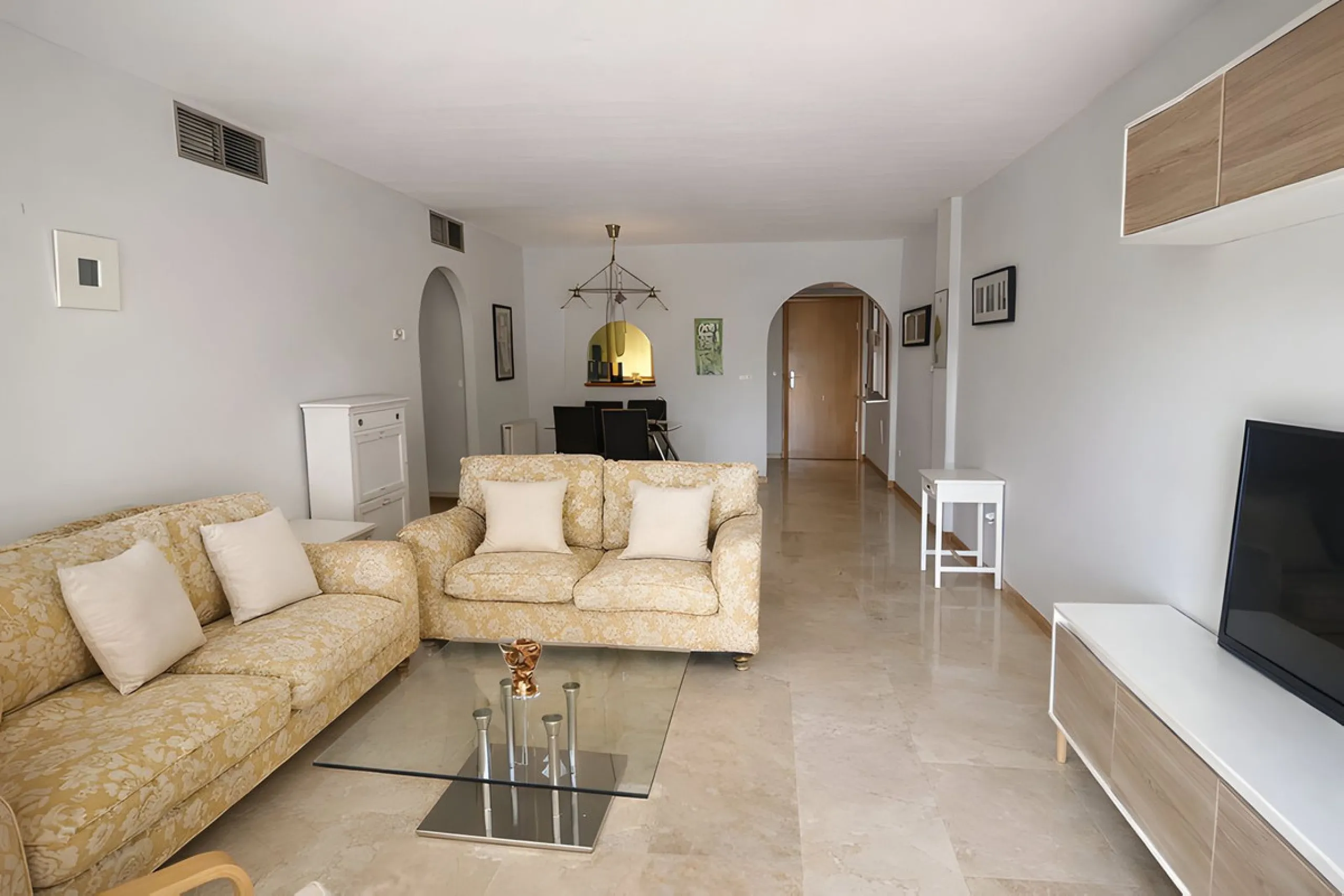 Apartment - Middle Floor Apartment в продаже в Marbella, Málaga. В доме 2 спален и 2 ванных комнат. Площадь дома 114 м²