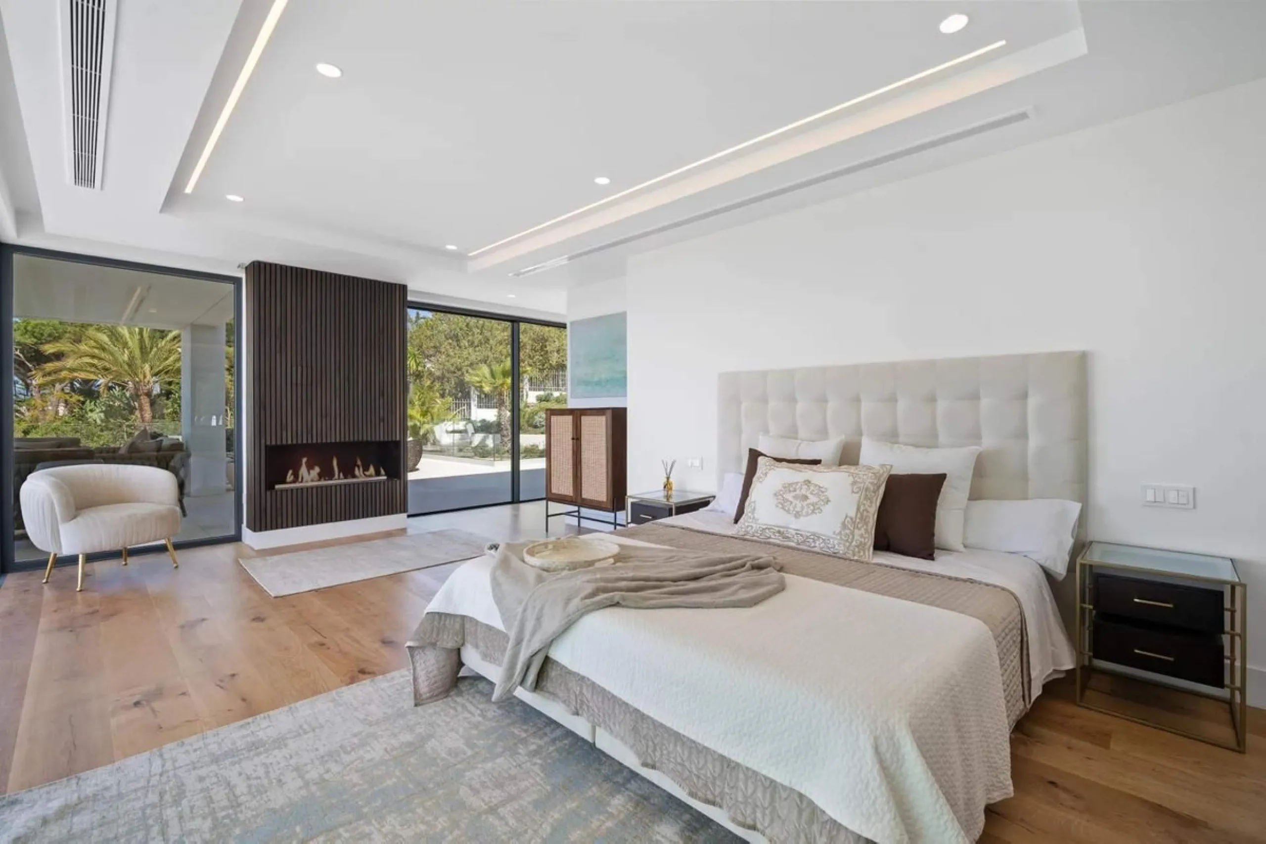 Marbella – Exceptional Contemporary Villa, Sold Furnished, in the Exclusive Rio Real Area, Next to the Golf