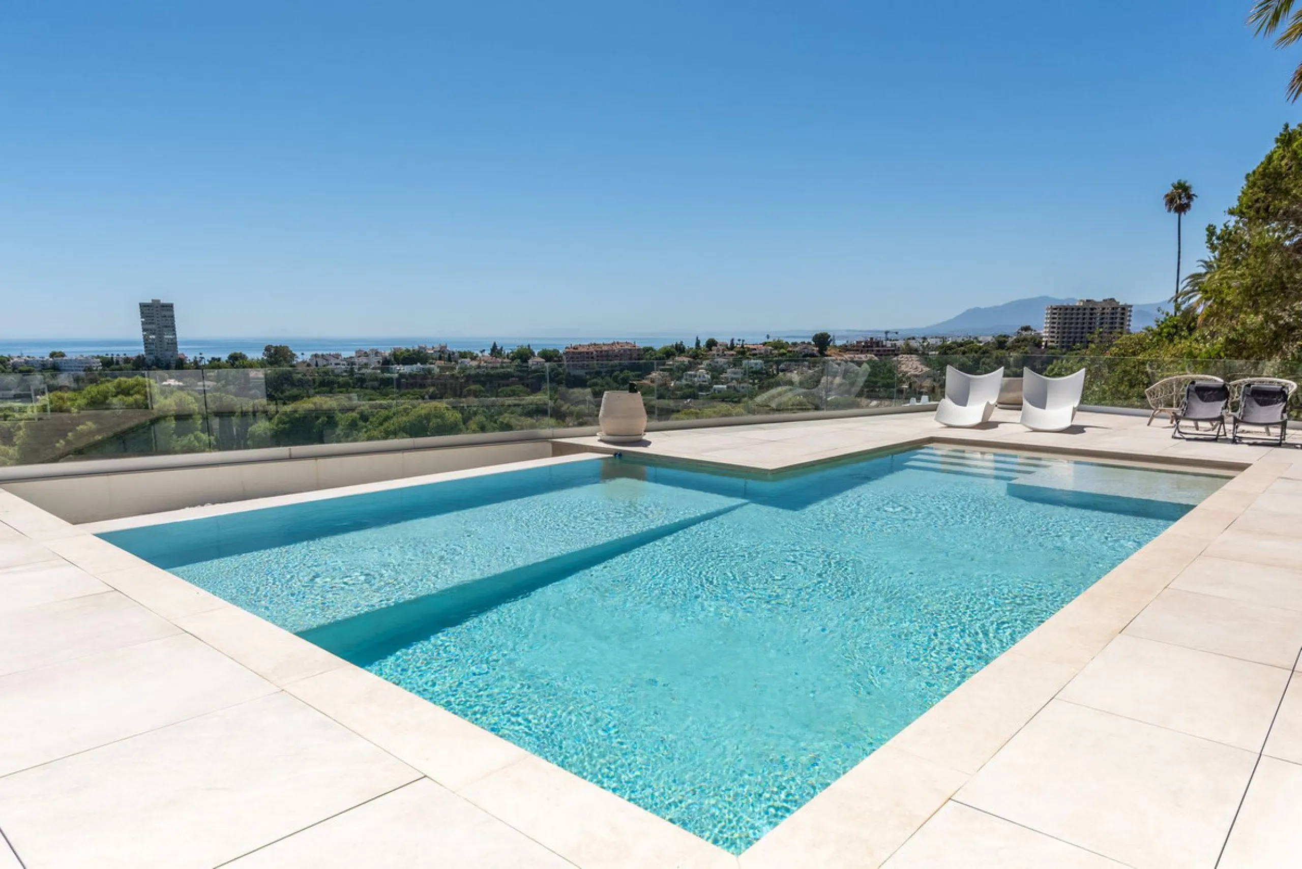 Marbella – Exceptional Contemporary Villa, Sold Furnished, in the Exclusive Rio Real Area, Next to the Golf