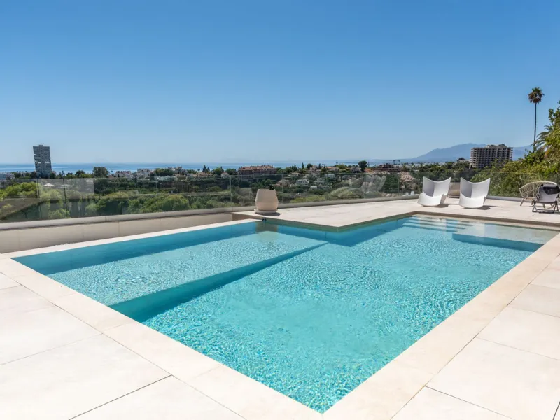 Marbella – Exceptional Contemporary Villa, Sold Furnished, in the Exclusive Rio Real Area, Next to the Golf
