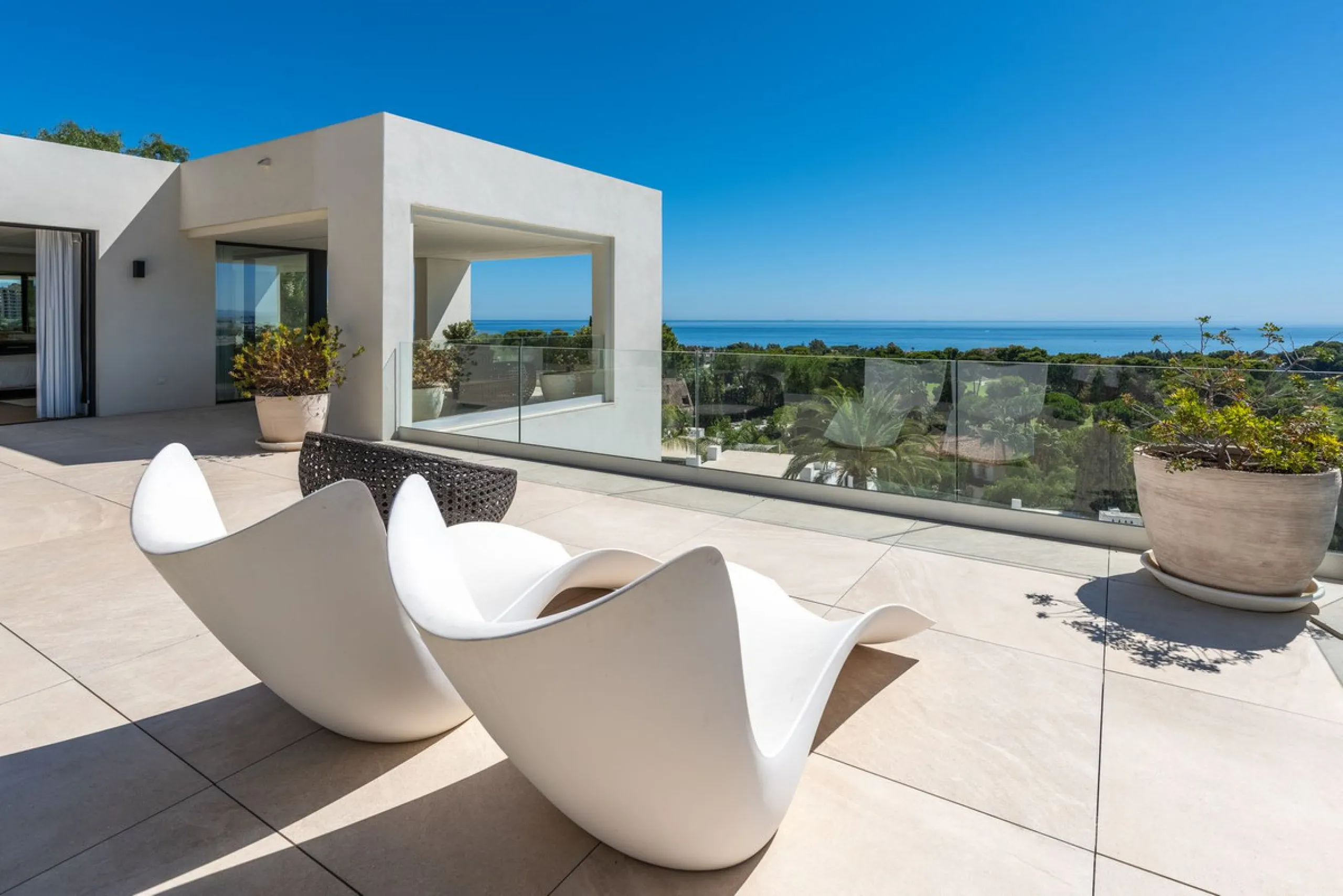 Marbella – Exceptional Contemporary Villa, Sold Furnished, in the Exclusive Rio Real Area, Next to the Golf
