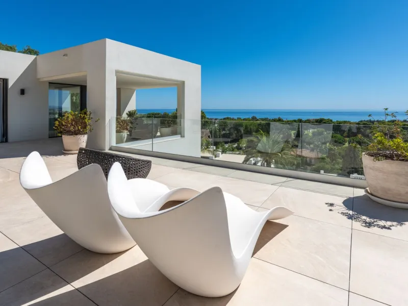 Marbella – Exceptional Contemporary Villa, Sold Furnished, in the Exclusive Rio Real Area, Next to the Golf