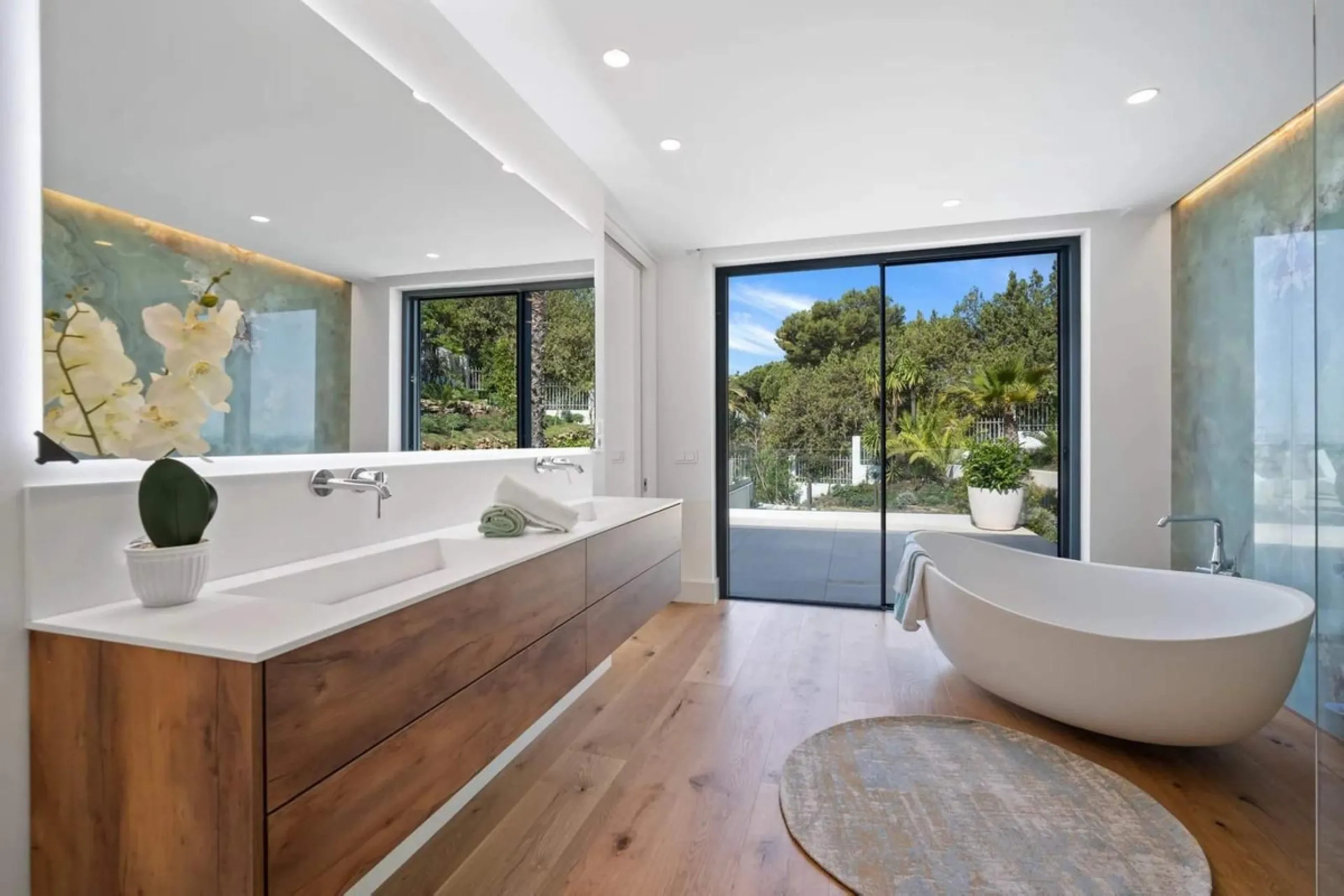 Marbella – Exceptional Contemporary Villa, Sold Furnished, in the Exclusive Rio Real Area, Next to the Golf