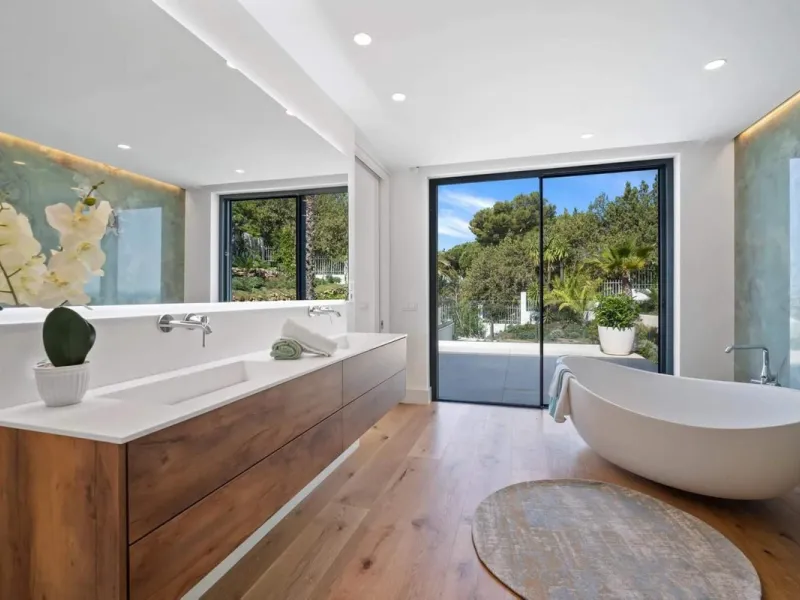 Marbella – Exceptional Contemporary Villa, Sold Furnished, in the Exclusive Rio Real Area, Next to the Golf