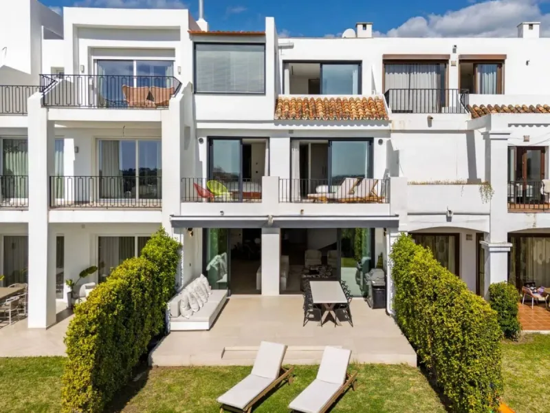 ** Luxury townhouse with panoramic sea & golf views in La Quinta – Benahavís **