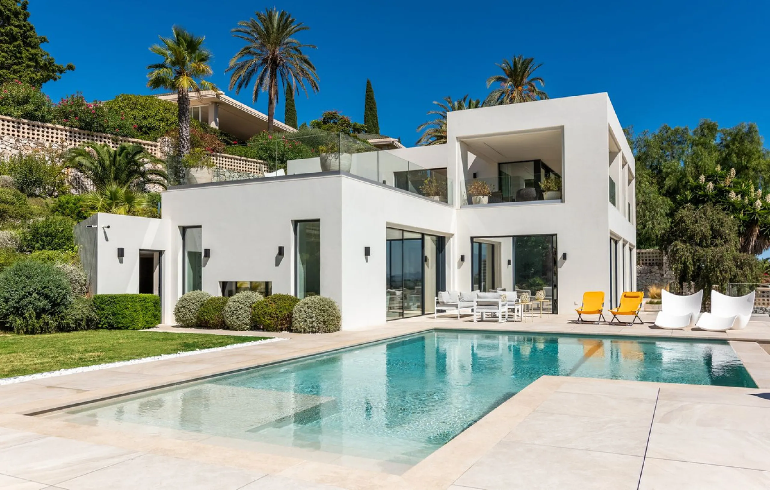 Marbella – Exceptional Contemporary Villa, Sold Furnished, in the Exclusive Rio Real Area, Next to the Golf