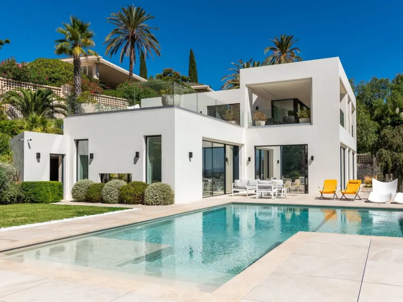 Marbella – Exceptional Contemporary Villa, Sold Furnished, in the Exclusive Rio Real Area, Next to the Golf