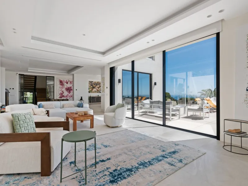 Marbella – Exceptional Contemporary Villa, Sold Furnished, in the Exclusive Rio Real Area, Next to the Golf