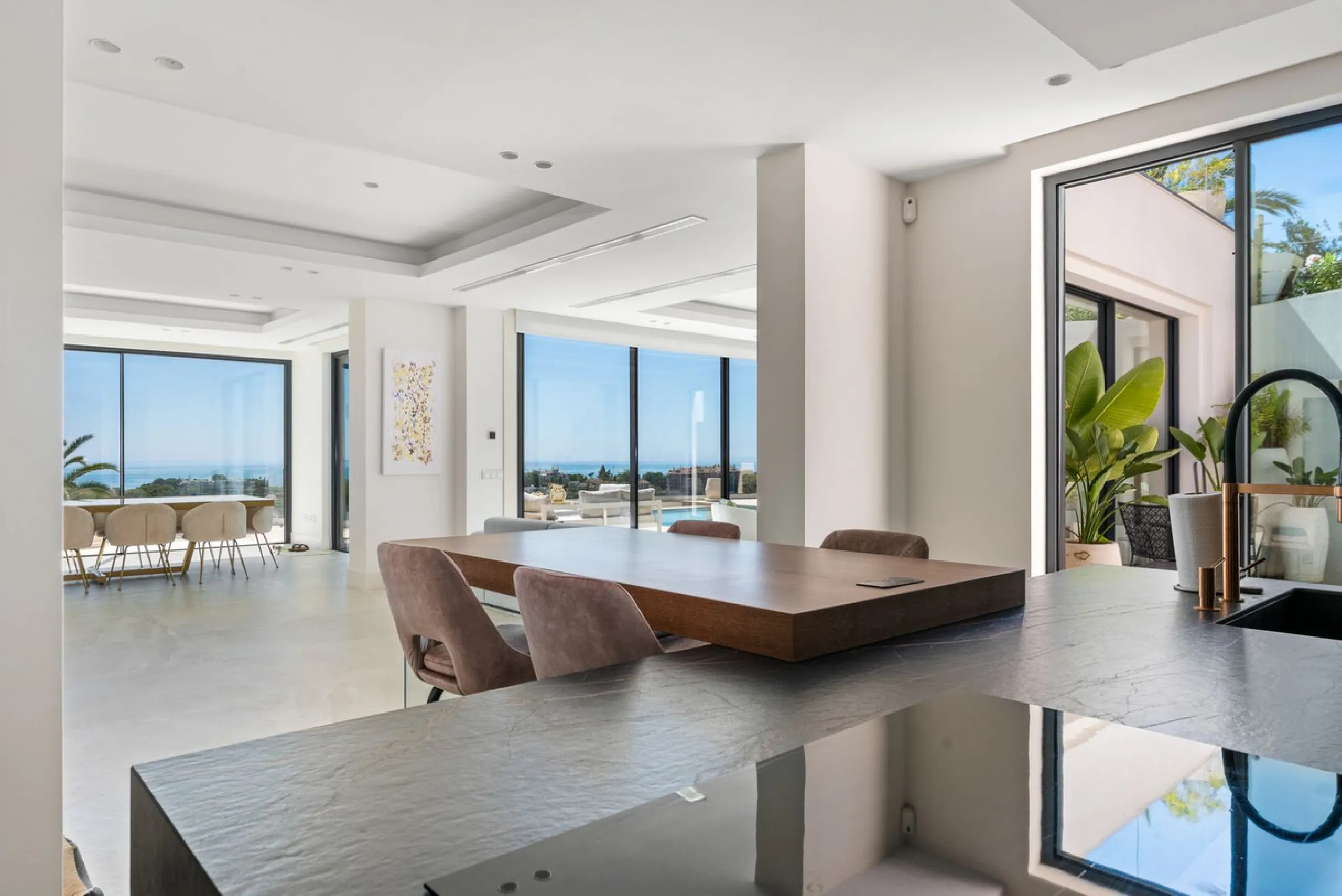 Marbella – Exceptional Contemporary Villa, Sold Furnished, in the Exclusive Rio Real Area, Next to the Golf