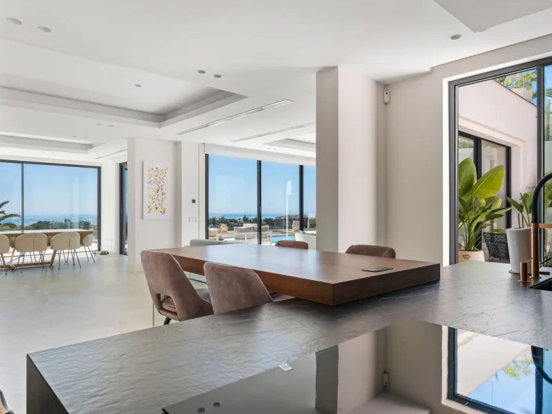 Marbella – Exceptional Contemporary Villa, Sold Furnished, in the Exclusive Rio Real Area, Next to the Golf