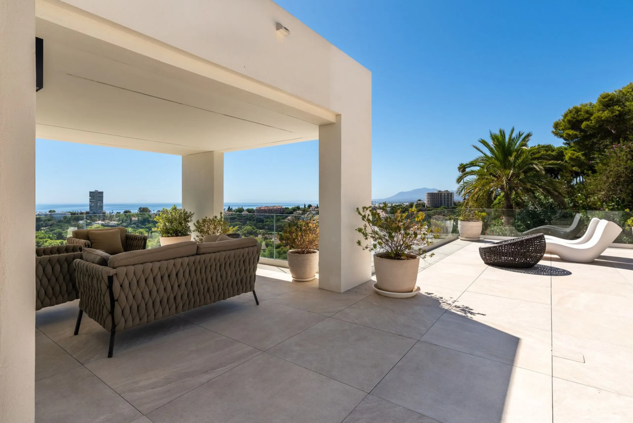Marbella – Exceptional Contemporary Villa, Sold Furnished, in the Exclusive Rio Real Area, Next to the Golf