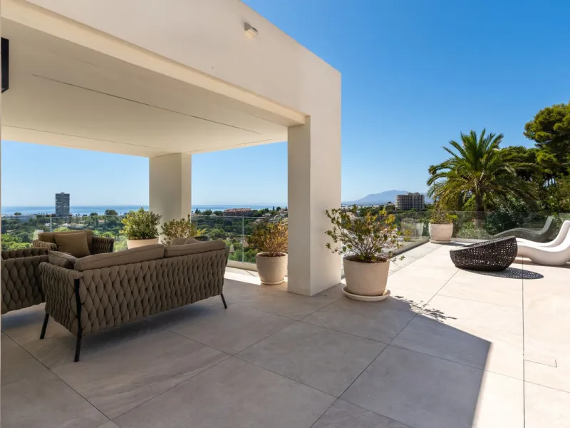 Marbella – Exceptional Contemporary Villa, Sold Furnished, in the Exclusive Rio Real Area, Next to the Golf