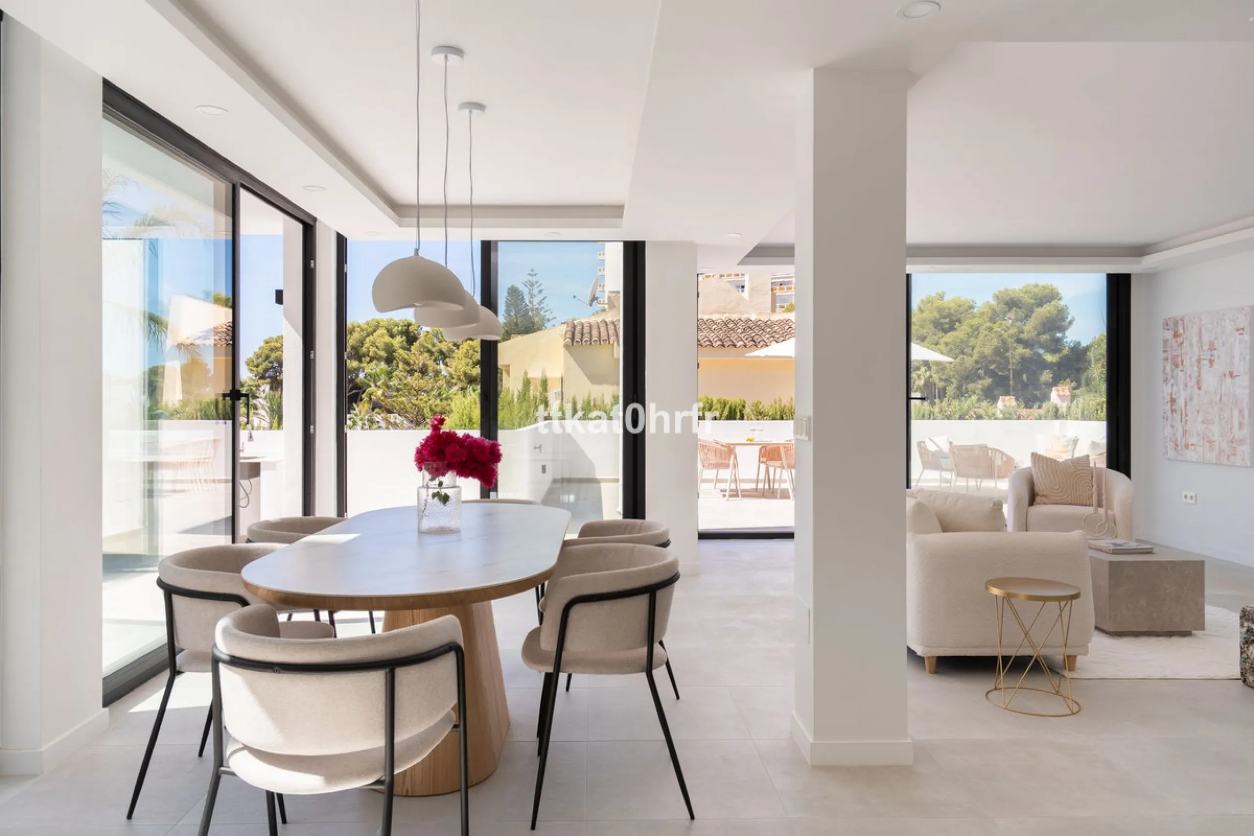 This beautifully renovated villa offers the perfect blend of modern style, comfort, and an unbeatable location in the heart of Nueva Andalucía.
