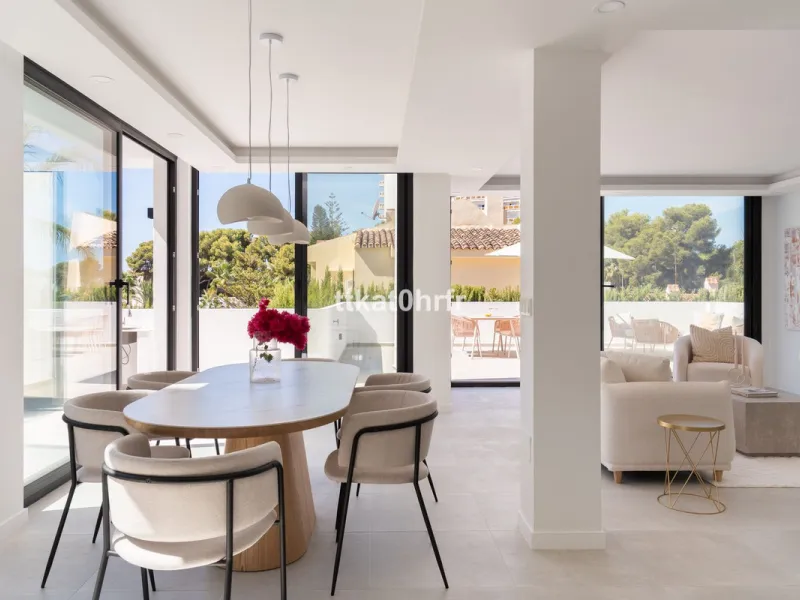 This beautifully renovated villa offers the perfect blend of modern style, comfort, and an unbeatable location in the heart of Nueva Andalucía.