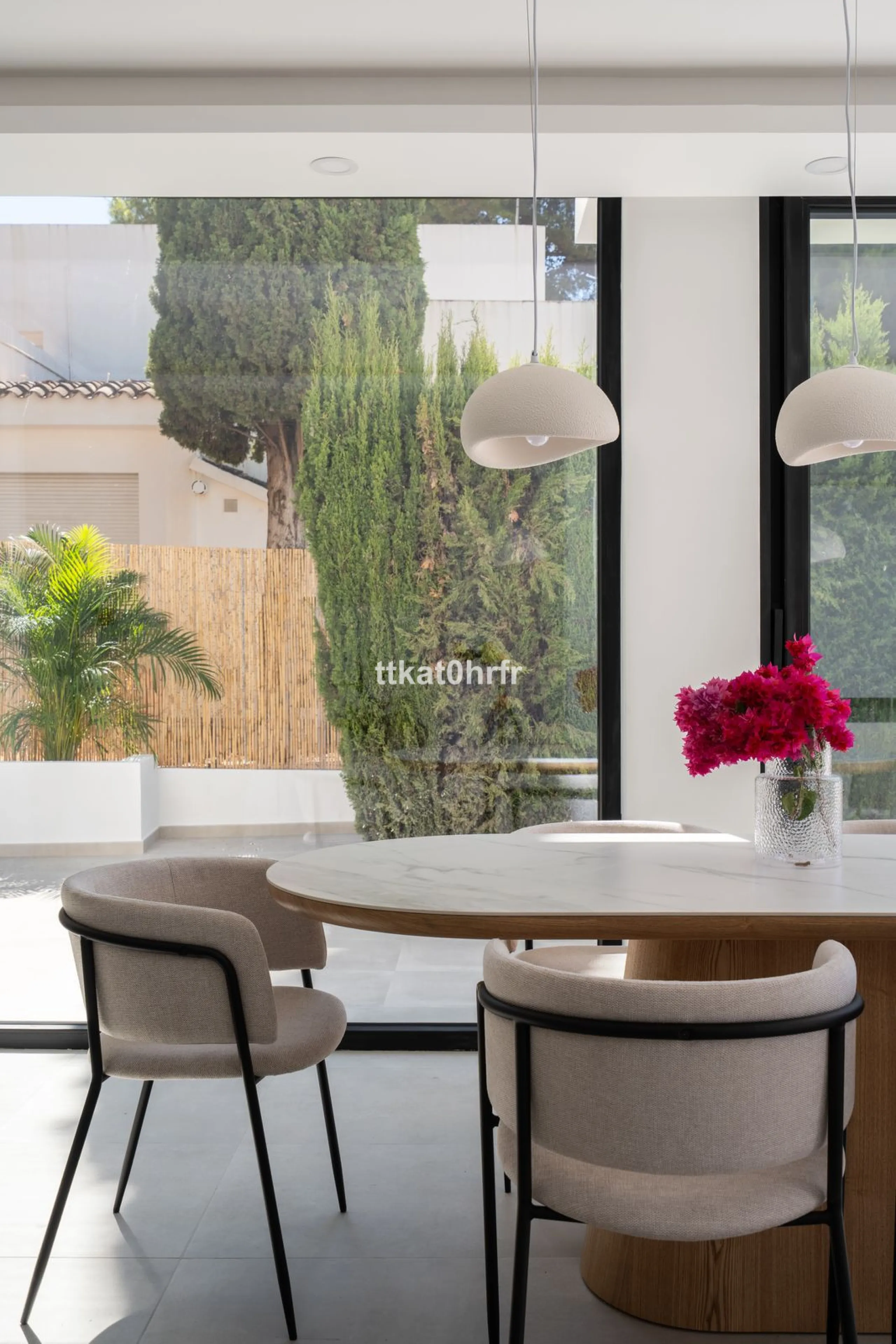 This beautifully renovated villa offers the perfect blend of modern style, comfort, and an unbeatable location in the heart of Nueva Andalucía.