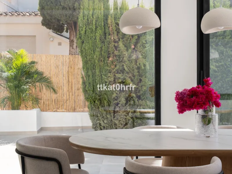This beautifully renovated villa offers the perfect blend of modern style, comfort, and an unbeatable location in the heart of Nueva Andalucía.