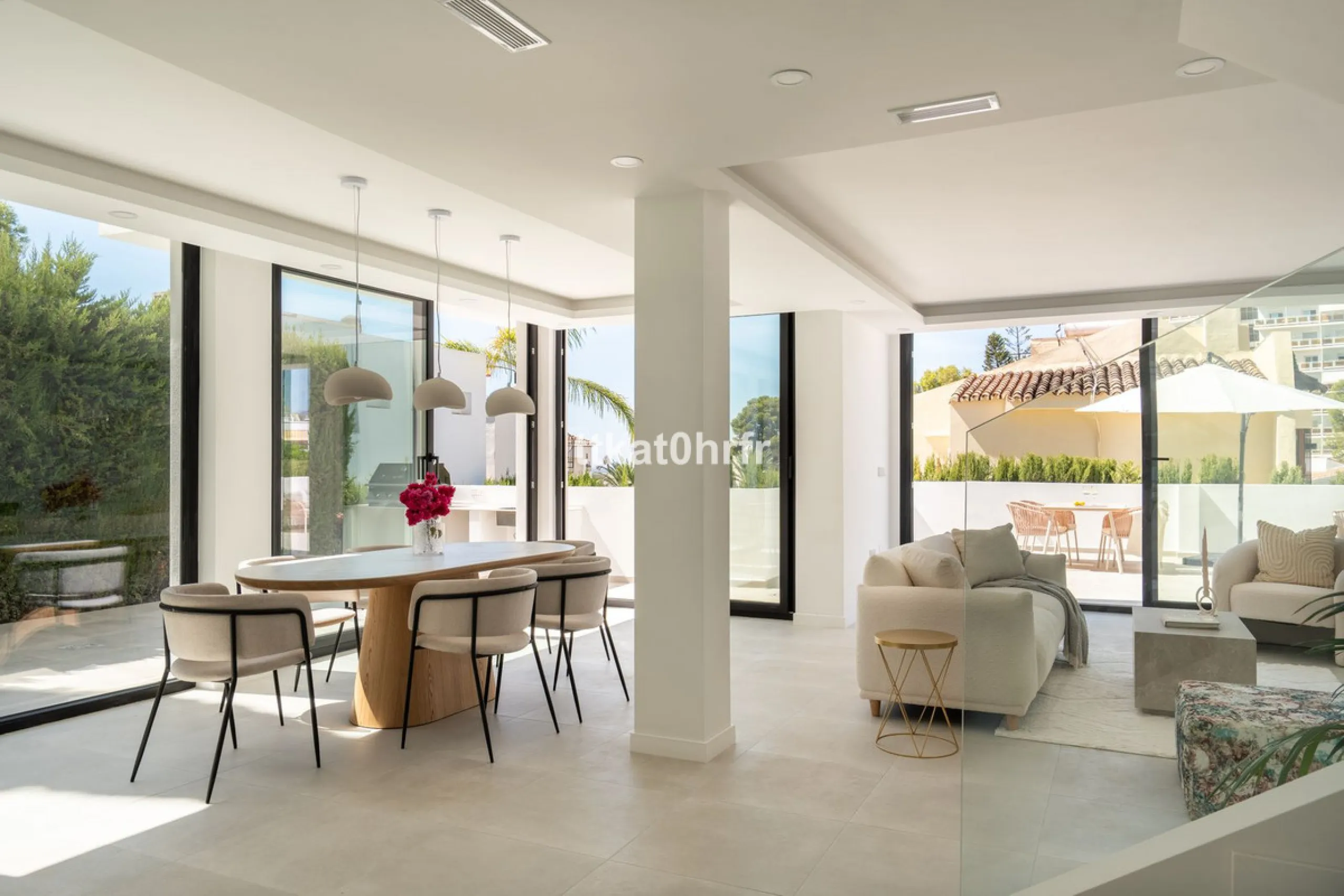 This beautifully renovated villa offers the perfect blend of modern style, comfort, and an unbeatable location in the heart of Nueva Andalucía.