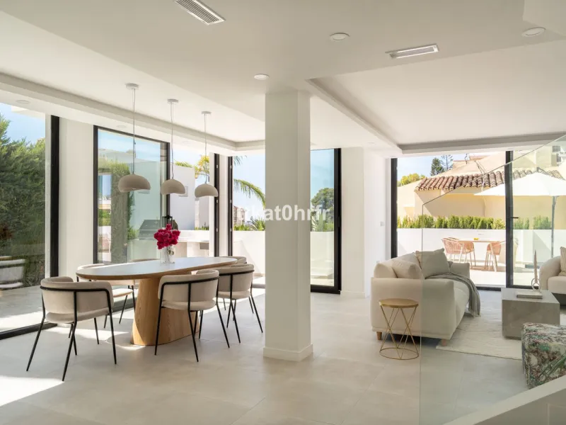 This beautifully renovated villa offers the perfect blend of modern style, comfort, and an unbeatable location in the heart of Nueva Andalucía.