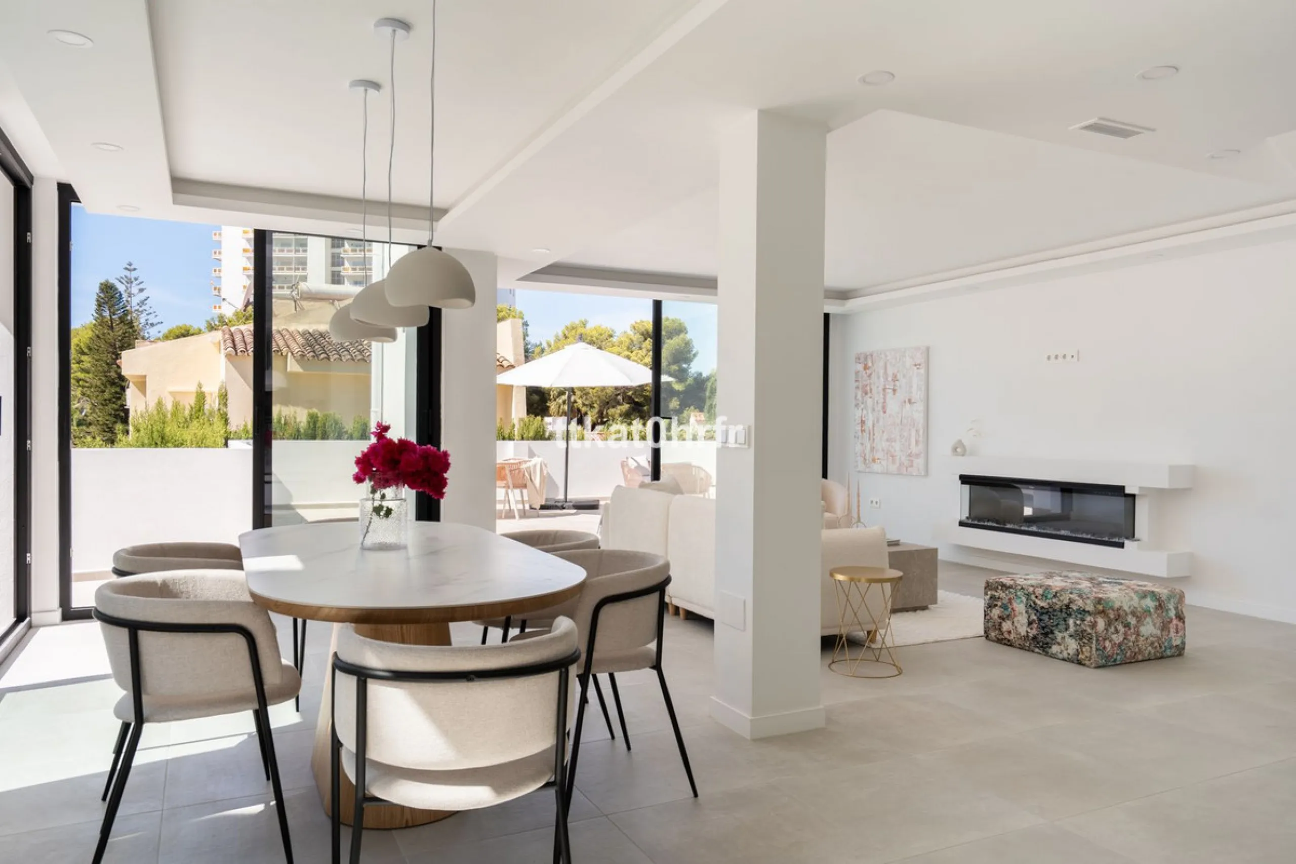 This beautifully renovated villa offers the perfect blend of modern style, comfort, and an unbeatable location in the heart of Nueva Andalucía.