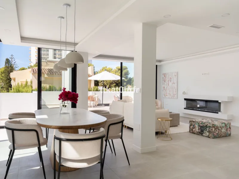 This beautifully renovated villa offers the perfect blend of modern style, comfort, and an unbeatable location in the heart of Nueva Andalucía.