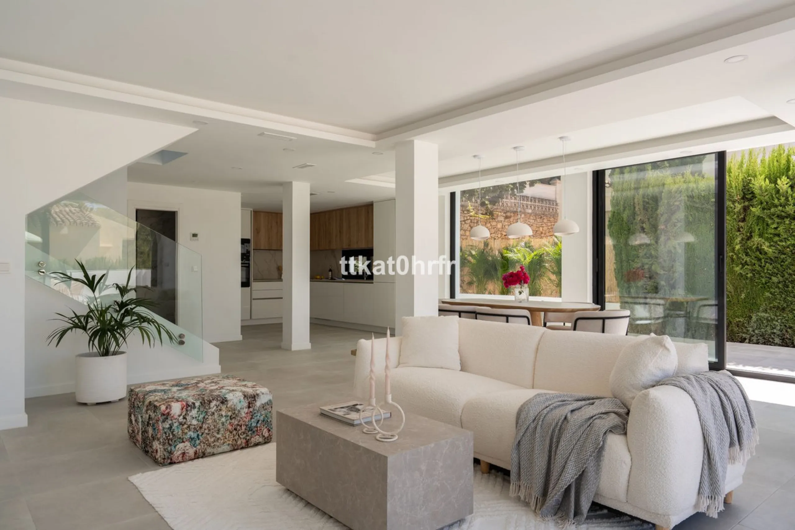 This beautifully renovated villa offers the perfect blend of modern style, comfort, and an unbeatable location in the heart of Nueva Andalucía.