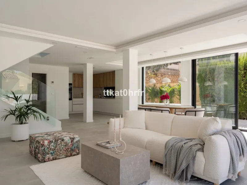 This beautifully renovated villa offers the perfect blend of modern style, comfort, and an unbeatable location in the heart of Nueva Andalucía.
