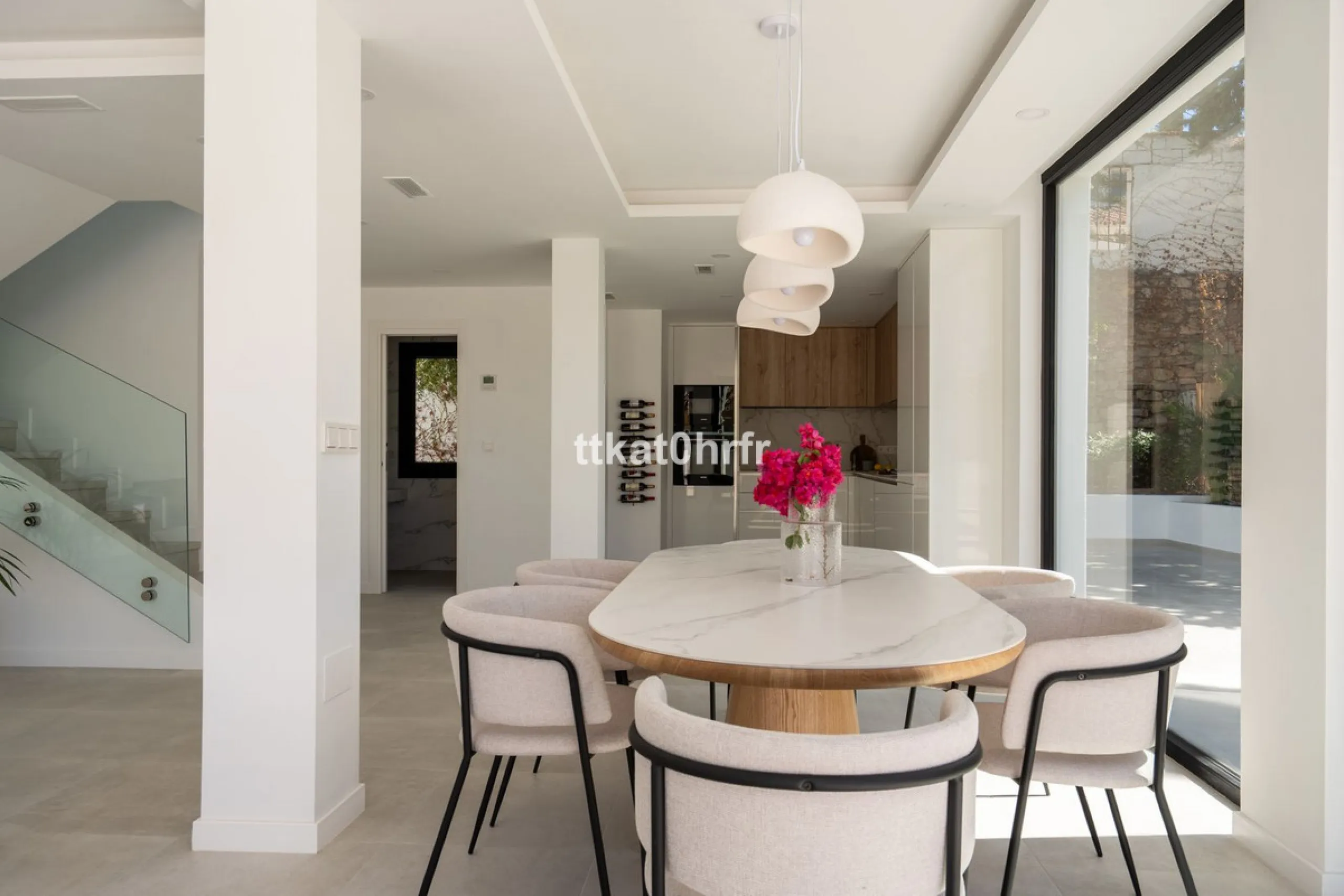 This beautifully renovated villa offers the perfect blend of modern style, comfort, and an unbeatable location in the heart of Nueva Andalucía.