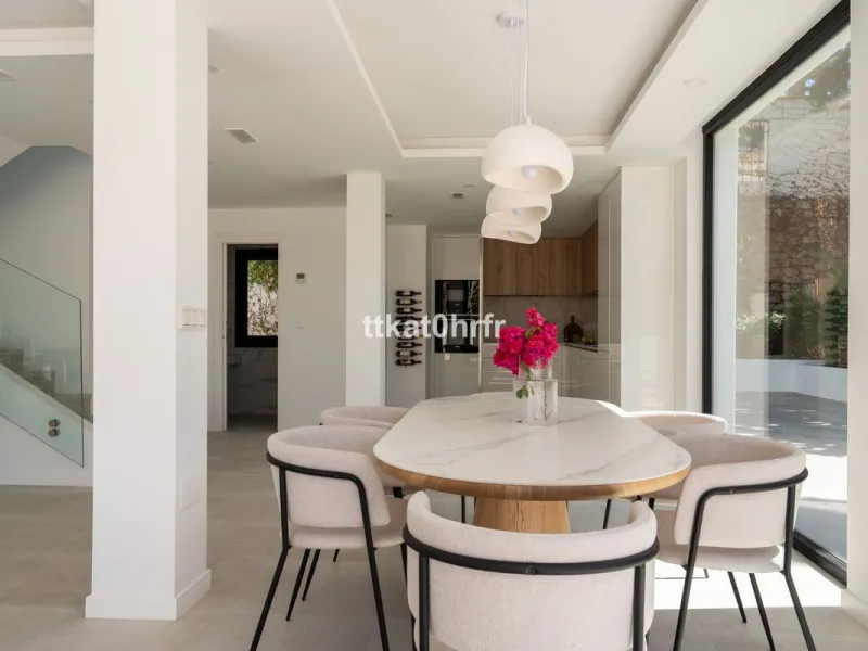This beautifully renovated villa offers the perfect blend of modern style, comfort, and an unbeatable location in the heart of Nueva Andalucía.