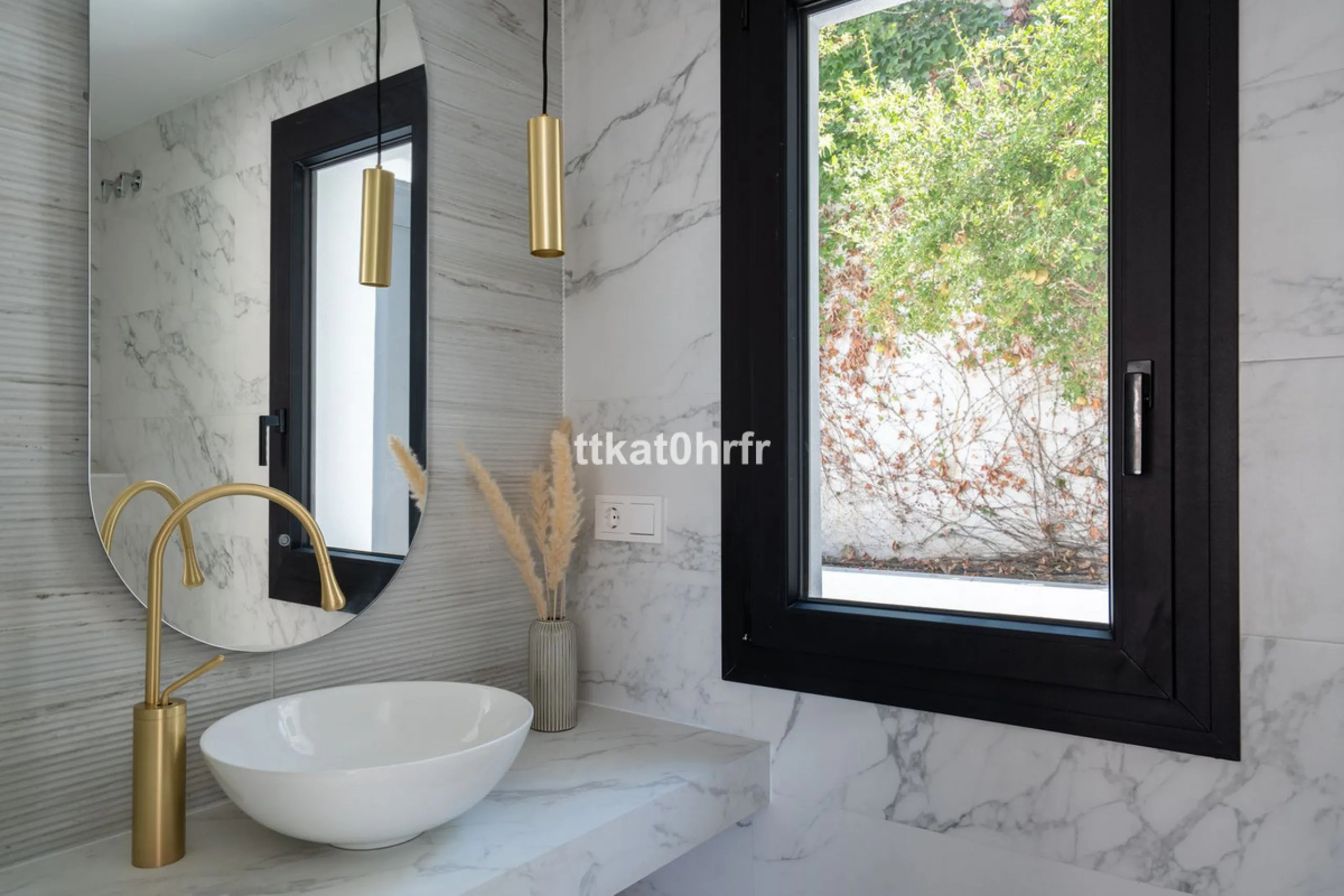 This beautifully renovated villa offers the perfect blend of modern style, comfort, and an unbeatable location in the heart of Nueva Andalucía.