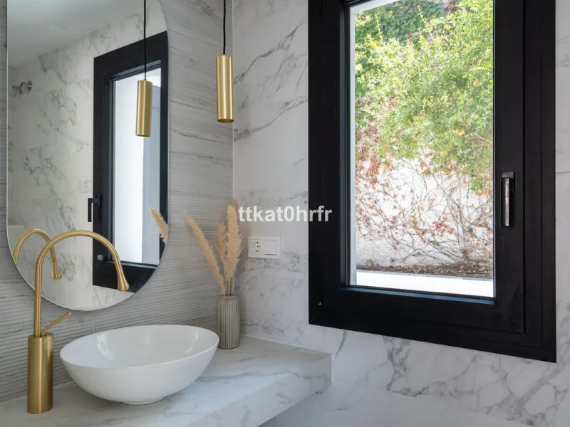 This beautifully renovated villa offers the perfect blend of modern style, comfort, and an unbeatable location in the heart of Nueva Andalucía.