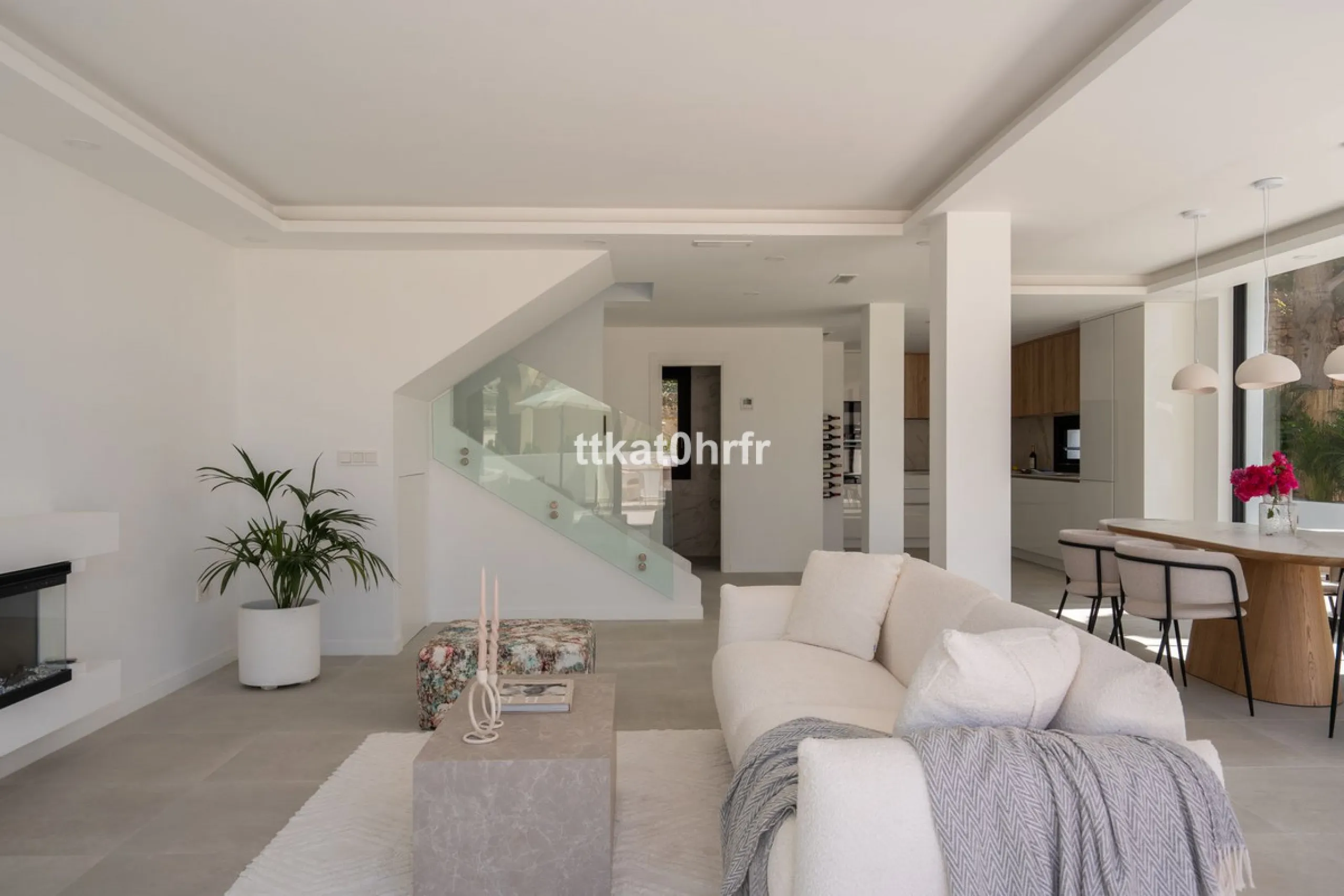 This beautifully renovated villa offers the perfect blend of modern style, comfort, and an unbeatable location in the heart of Nueva Andalucía.