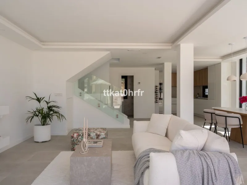 This beautifully renovated villa offers the perfect blend of modern style, comfort, and an unbeatable location in the heart of Nueva Andalucía.