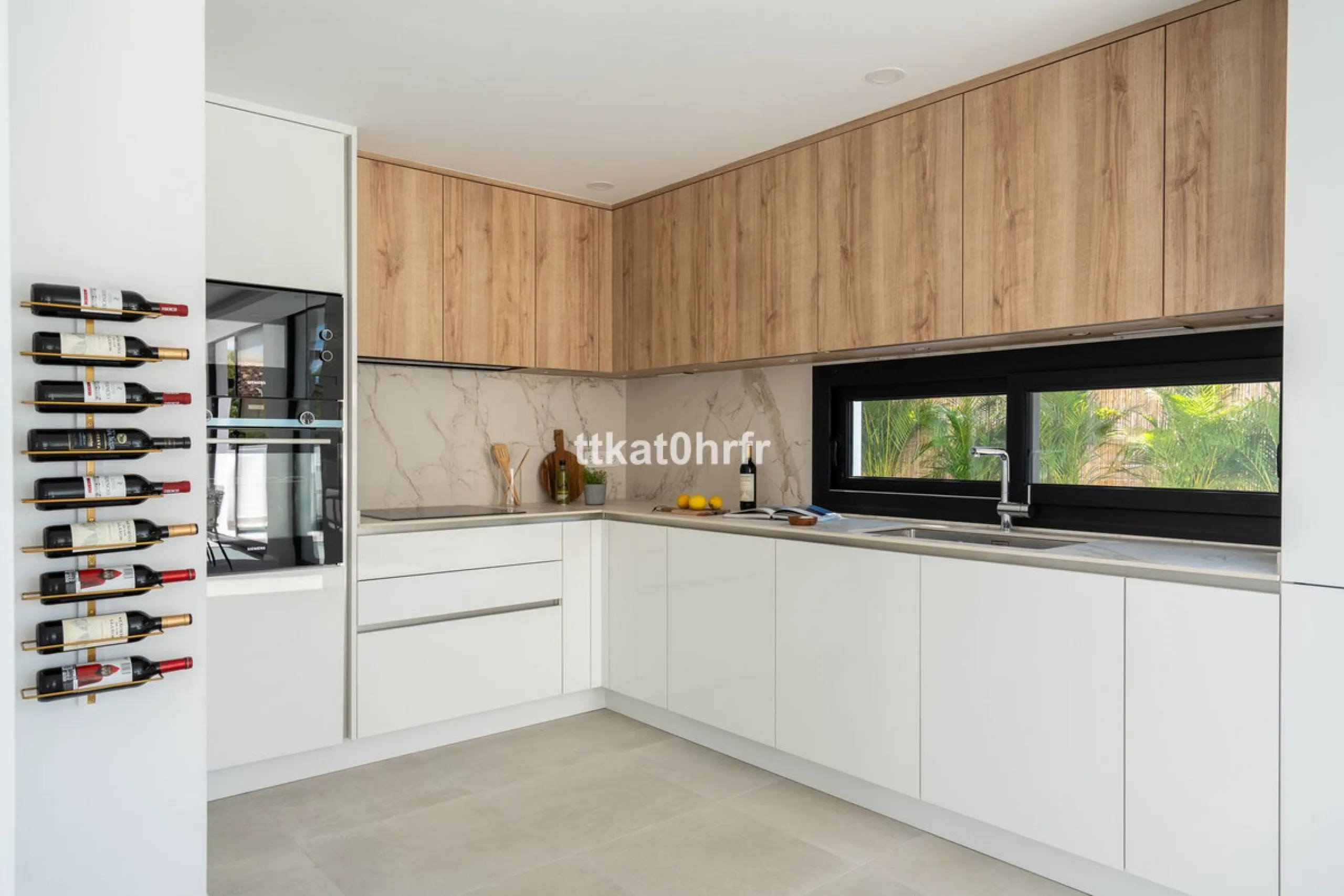 This beautifully renovated villa offers the perfect blend of modern style, comfort, and an unbeatable location in the heart of Nueva Andalucía.