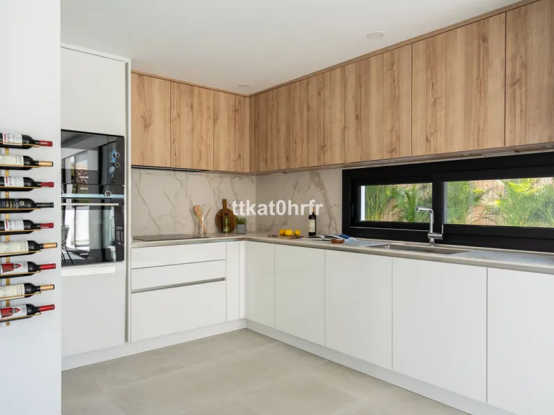 This beautifully renovated villa offers the perfect blend of modern style, comfort, and an unbeatable location in the heart of Nueva Andalucía.